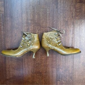 Diversity in Unity Whimsigoth Floral Applique Brown Leather Shoes, Size 8-8.5
